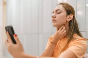 girl conscious of her neck